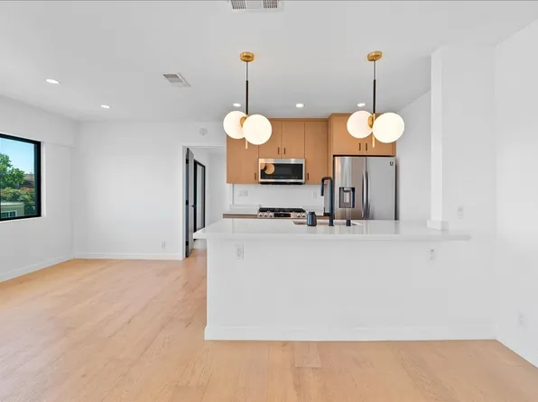 1210 Larrabee St, West Hollywood, CA