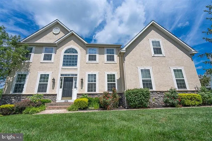 4 bed, 2.5 bath, 4312 sqft, $4,800 — Photo 3