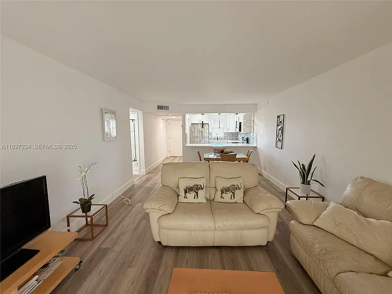 9355 SW 8th St #402 — Photo 7