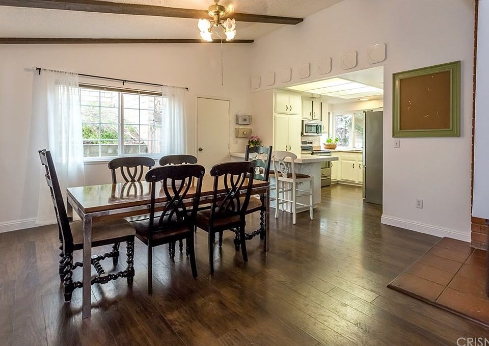 Dinning room right off kitchen with tall ceiling.