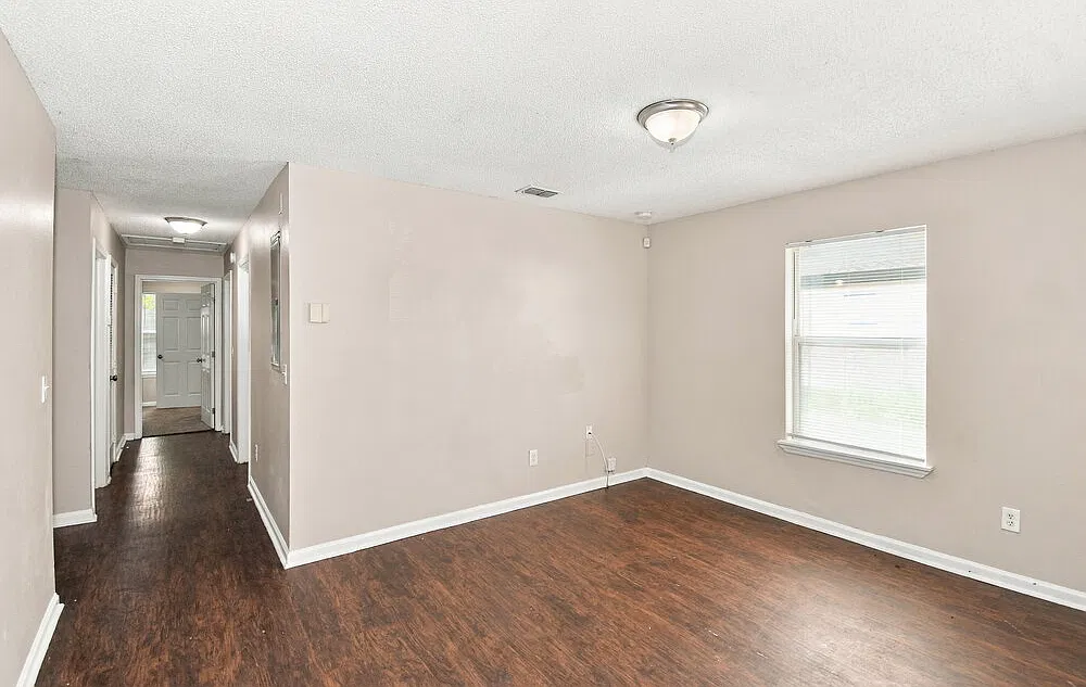3 bed, 2.0 bath, 1077 sqft, $1,290 — Photo 3