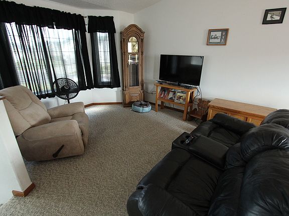 4th image of 1136 39 Ave W