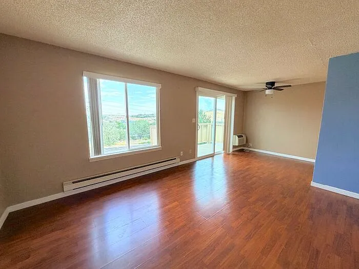 2 bed, 1.0 bath, 963 sqft, $1,549 — Photo 2