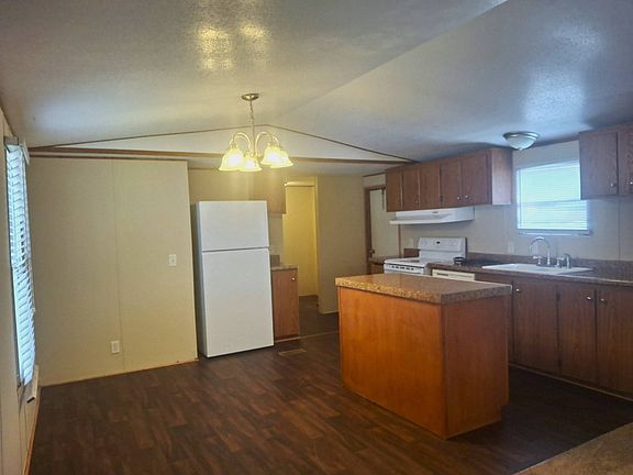 3rd image of 903 Harolds Rd