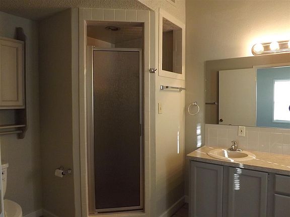 5th image of 302 Belaire Cir