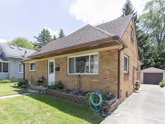 3rd image of 874 Beechwood St NE