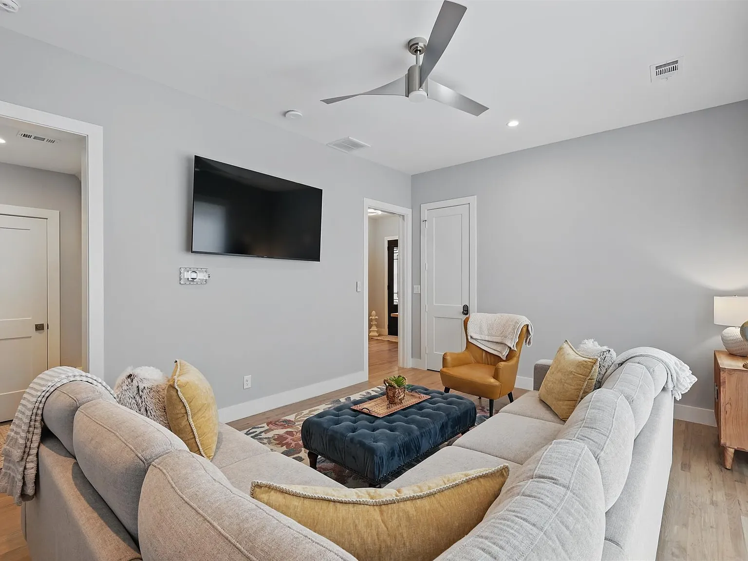 3 bed, 3.5 bath, 3198 sqft, $8,950 — Photo 3