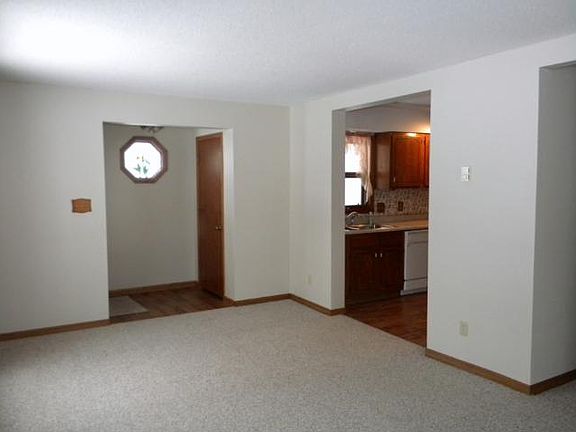 5th image of 923 11th Ave NE