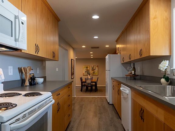 5th image of 990 Pippa Ln