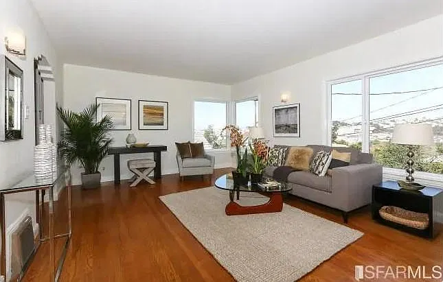 3 bed, 2.5 bath, 1600 sqft, $8,200 — Photo 2