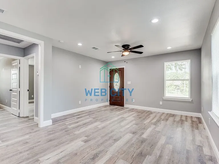9214 Metz Ave — Photo 2