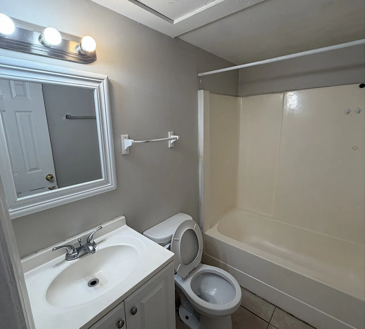 Quiet 2BR/1BA Duplex in Durham — Photo 4