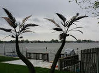1520 Surfside Dr, Lincoln, NE 68528
