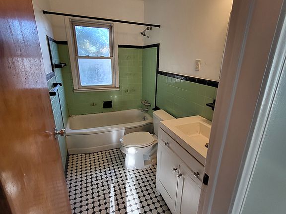 4th image of 2466 Applewood Ave