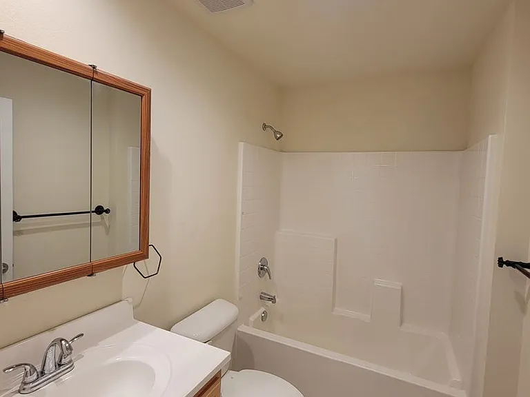 2728 Brighton St — Photo 7