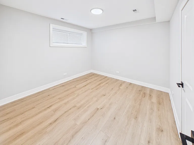 2401 S Homan Ave — Photo 13
