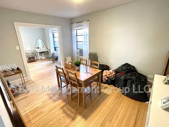 4th image of 912 W Oakdale Ave APT 3