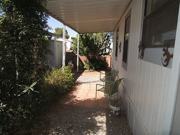 View to side/back yard