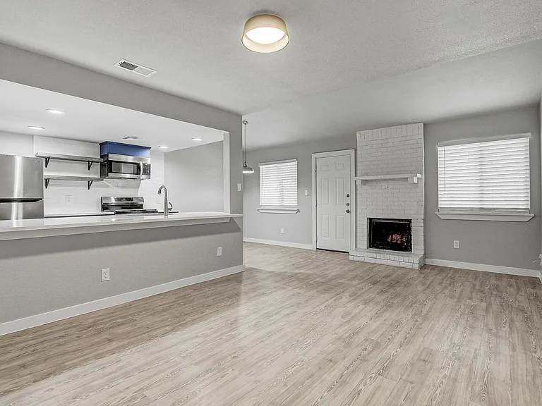 2414 Burleson Ct #B — Photo 2