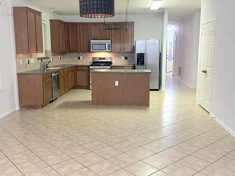 1521 Stanford Dr — Photo 4