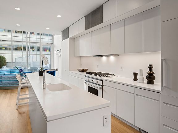 3rd image of 524 W 19th St APT 1