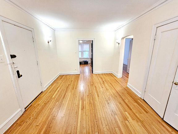 4th image of 1700 W Ainslie St #2C