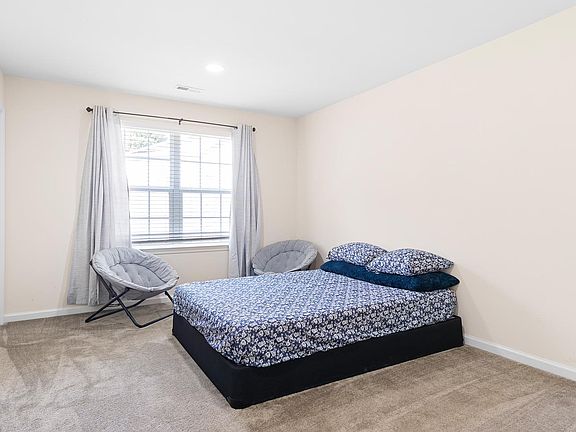 3rd image of 184 Jenny Dr