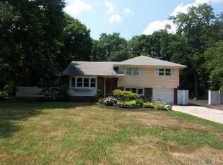 32 Laurel Dr, Smithtown, NY 11787
