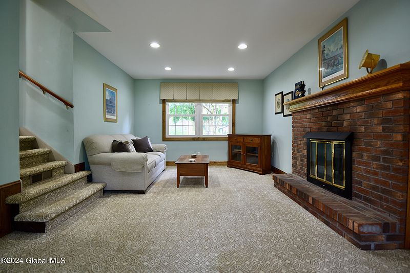 3rd image of 5 Cedarcrest Drive