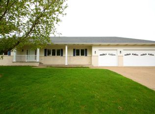 20 Lakeside Cir, Davenport, IA 52807