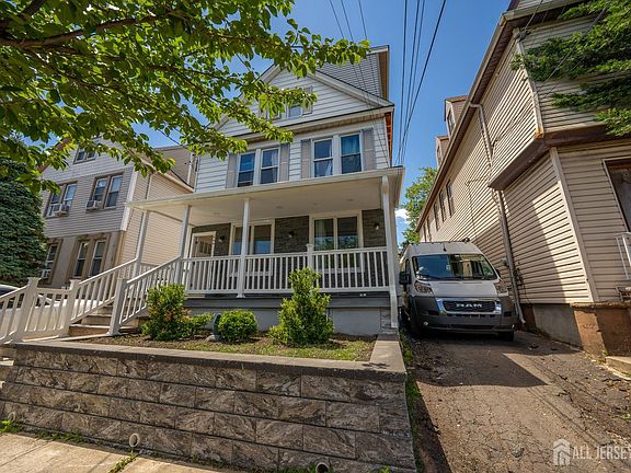 5th image of 946 Emma St