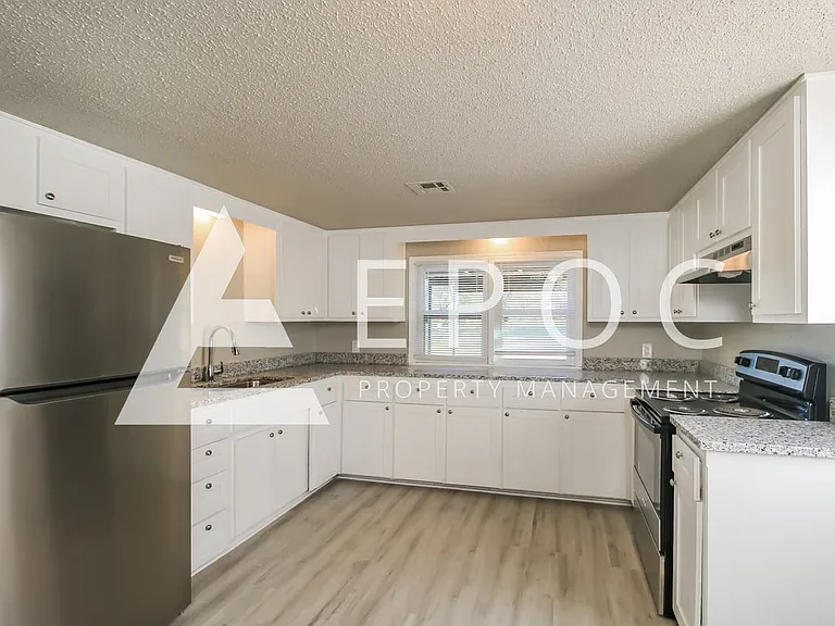 9813 NE 10th St — Photo 3