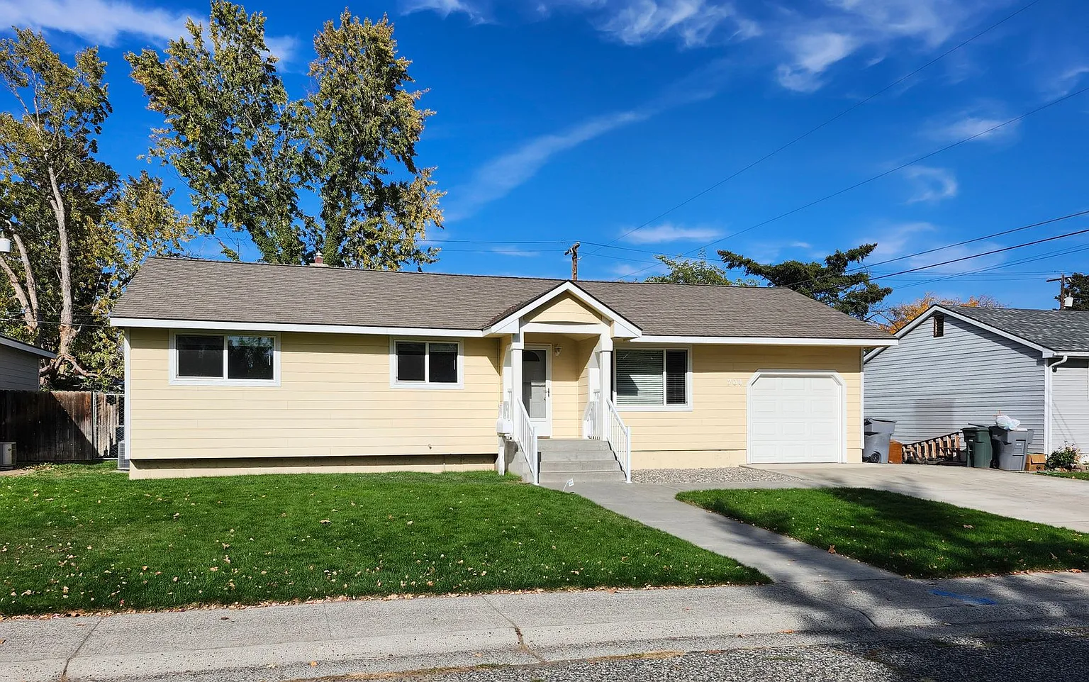 704 Coast St photo 1