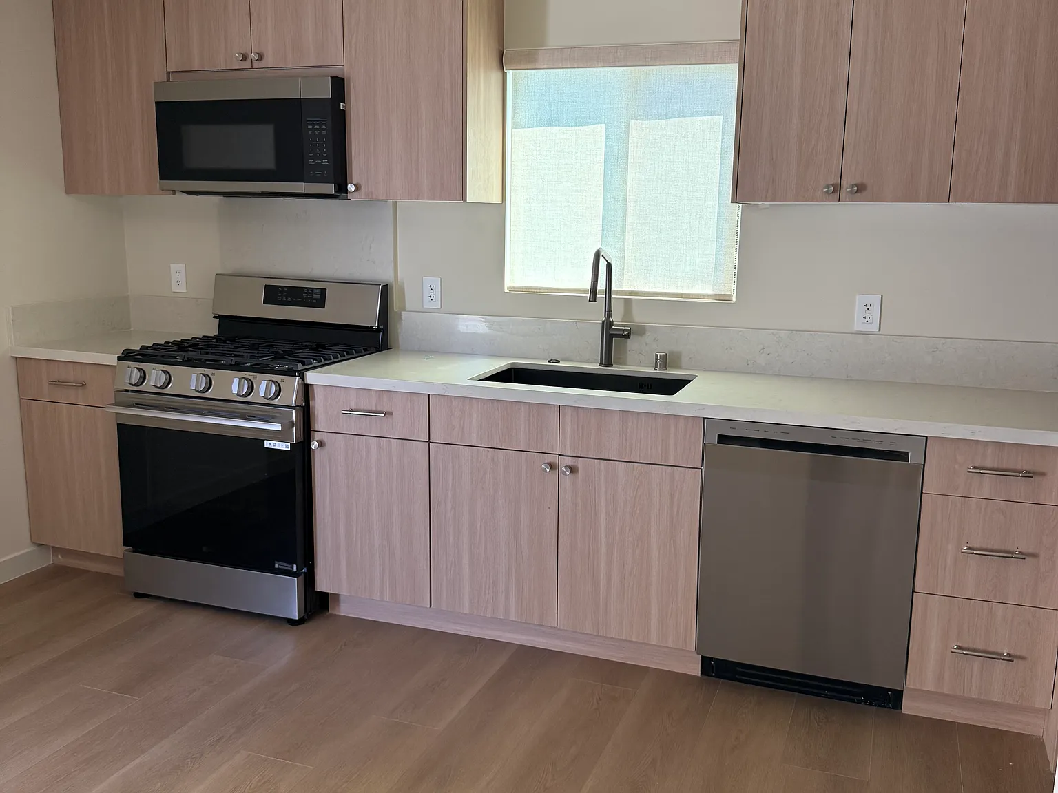 1 bed, 417 sqft, $2,300 — Photo 2
