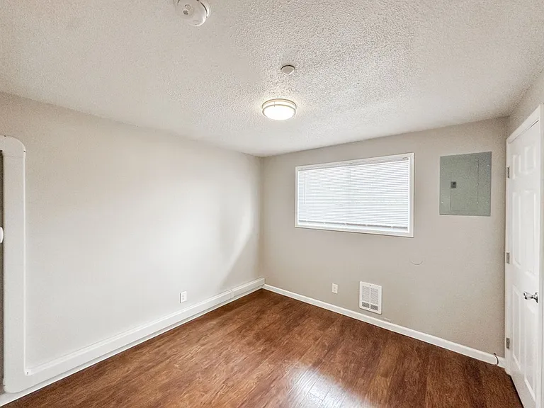 Donnie Court — Photo 9