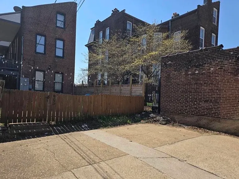 905 Park Ave — Photo 13
