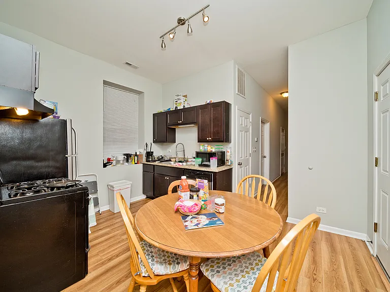 1431 W Flournoy St #2F — Photo 4