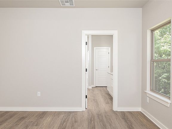 4th image of 10 Fairlie Ln