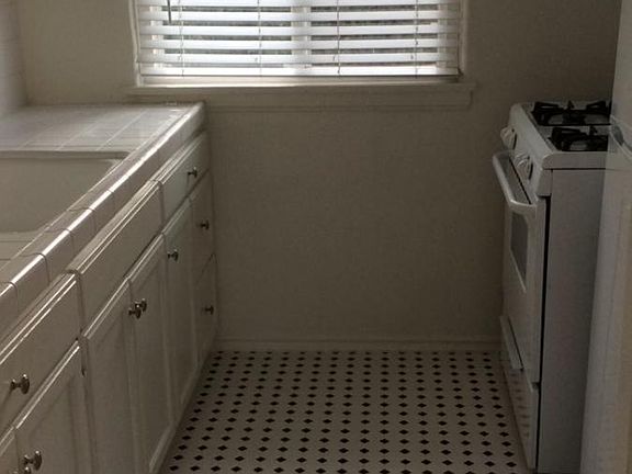 4th image of 2334 28th St