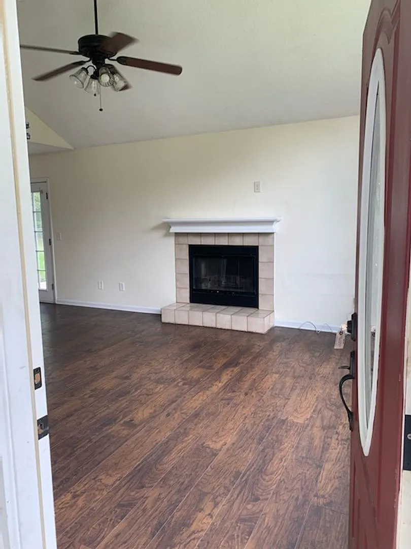 3 Bedroom 2 Bath Pet Friendly Home. — Photo 2