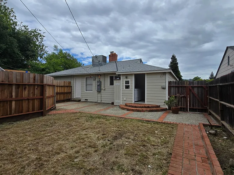 102 Laurel St — Photo 14