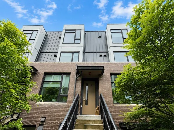 7601 Yukon St, Vancouver, BC V5X 2Y4