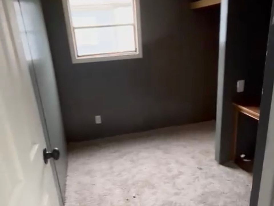 2nd image of 501 32nd St Trailer B6