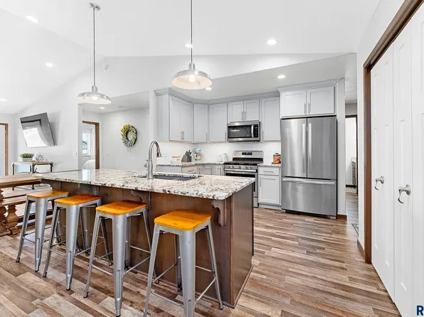 2710 E Sunburst Dr, Brandon, SD 57005