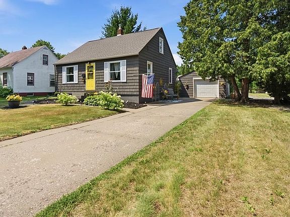 4th image of 1023 3rd Ave NE