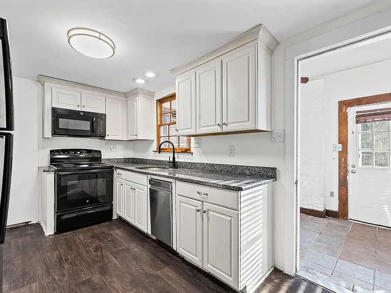 211 Saint John St — Photo 11