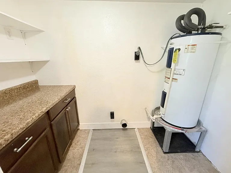 610 W Avenue B — Photo 18