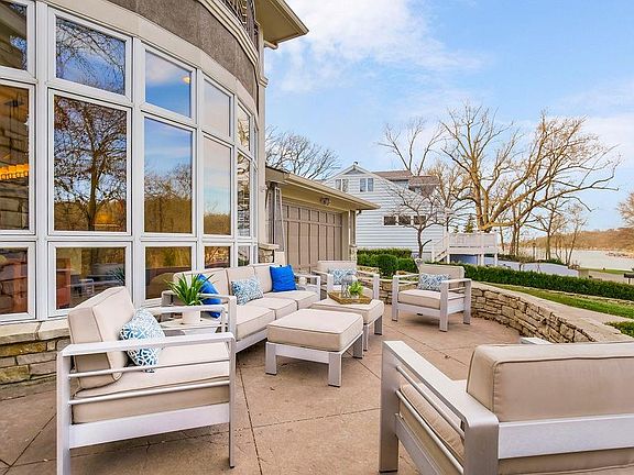 3rd image of 580 Lakeshore Dr W