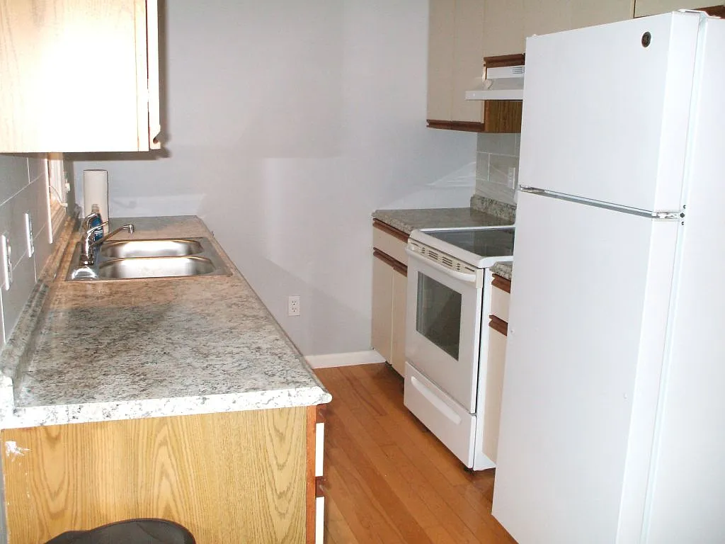 2 bed, 1.5 bath, 918 sqft, $2,500 — Photo 2