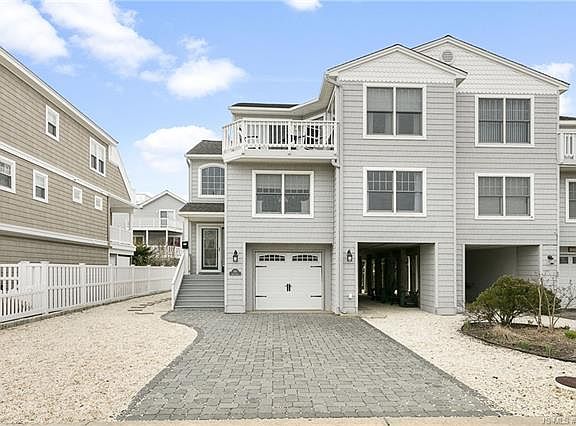 2nd image of 206 9th St